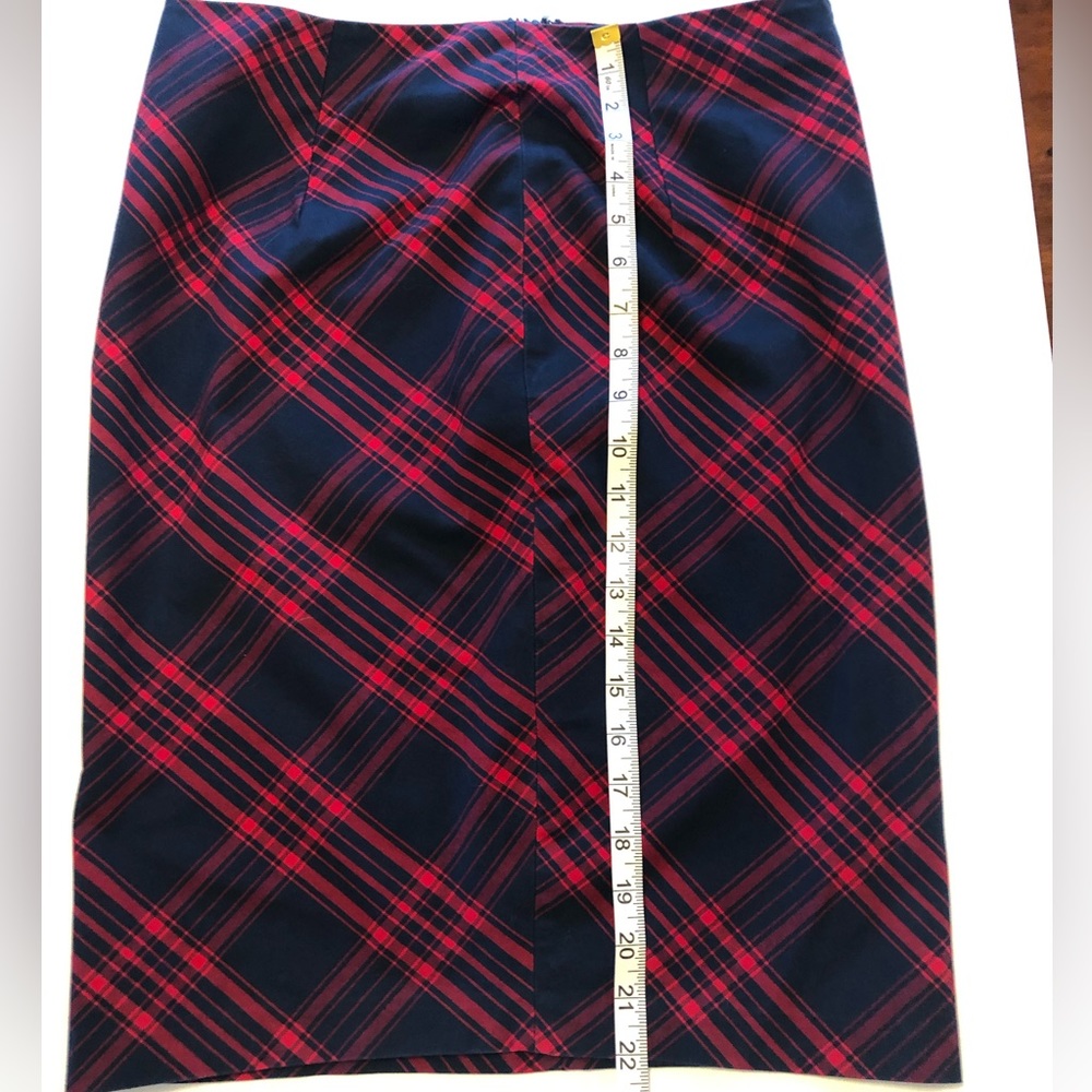 Old navy, cotton blend navy and red skirt with side zip. Size 6